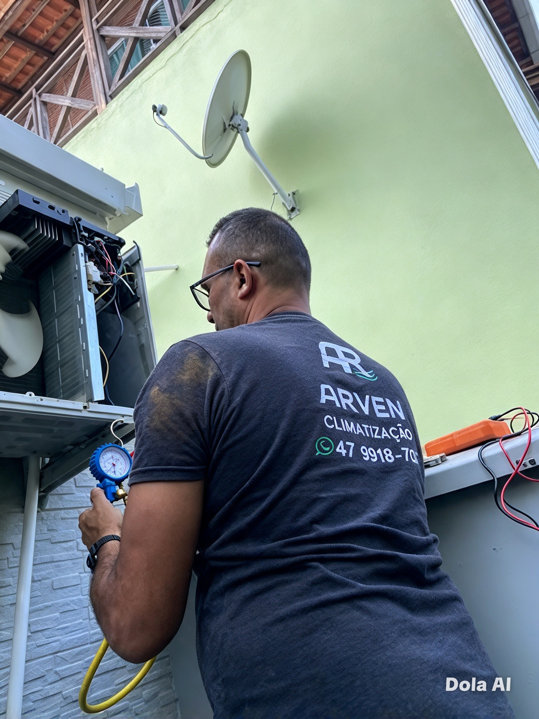 Técnico da Arven medindo a pressão do gás refrigerante com manômetro em unidade externa